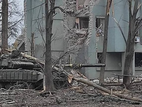 Zniszczony budynek w Mariupolu /Twitter /