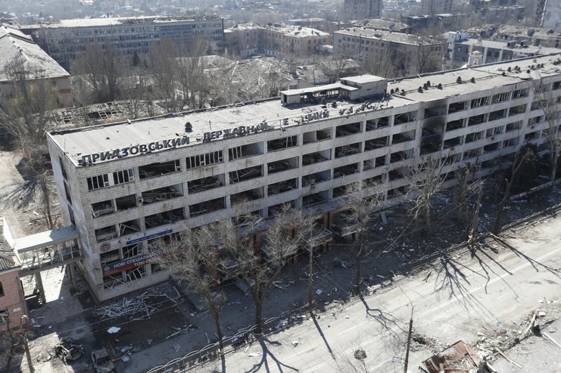 Zniszczony budynek w Mariupolu /East News