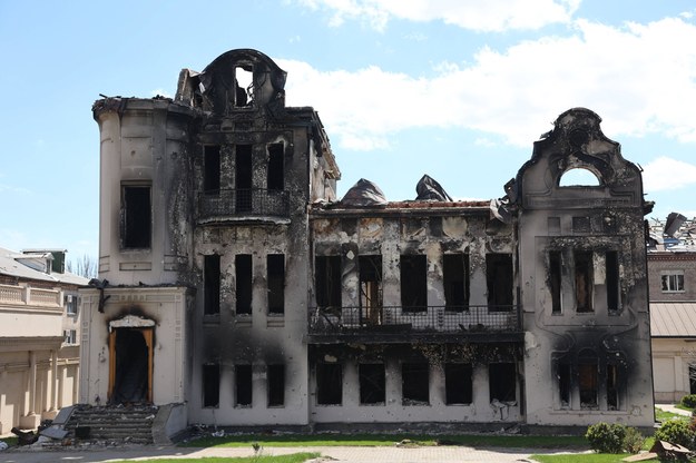 Zniszczony budynek w Mariupolu /PAP/Abaca