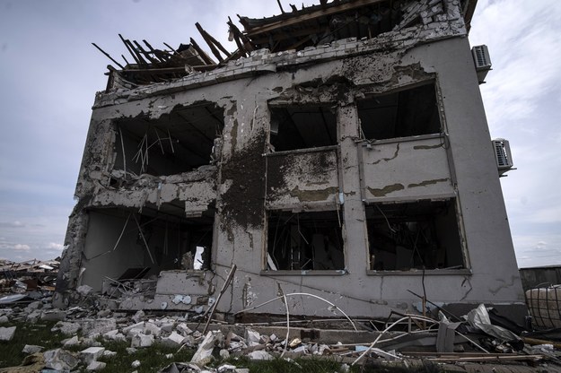 Zniszczony budynek w mieście Dergacze po rosyjskim ostrzale /Maria Senovilla /PAP/EPA