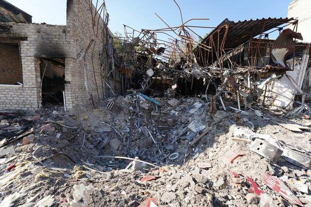 Zniszczony budynek w niedawno wyzwolonej miejscowości Kupiańsk w obwodzie charkowskim /PAP