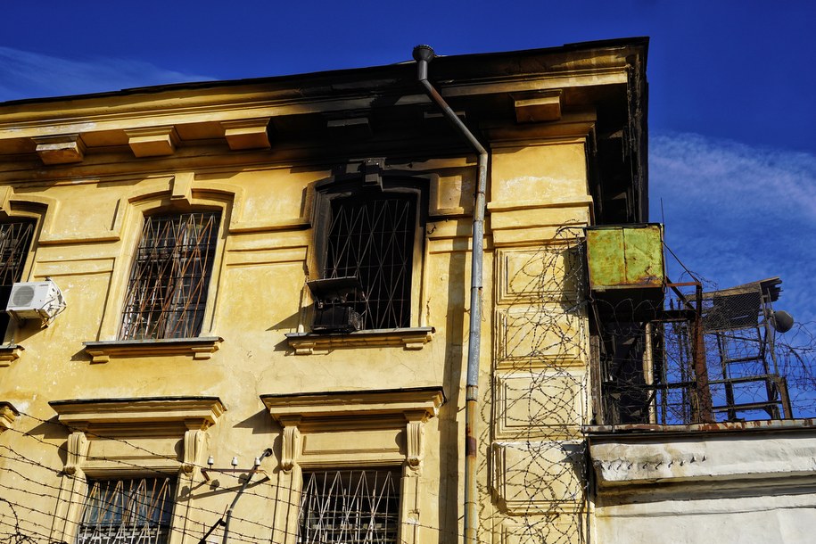 Zniszczony budynek więzienia w  Chersoniu. /Alena Solomonova /PAP