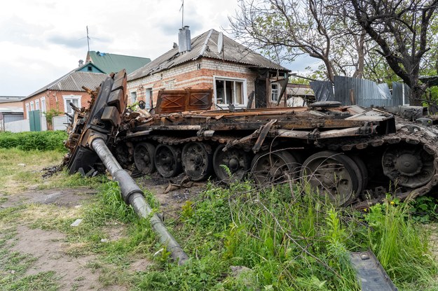 Zniszczony czołg na jednej z ulic miejscowości Mała Rogań w obwodzie charkowskim /Mykola Kalyeniak /PAP