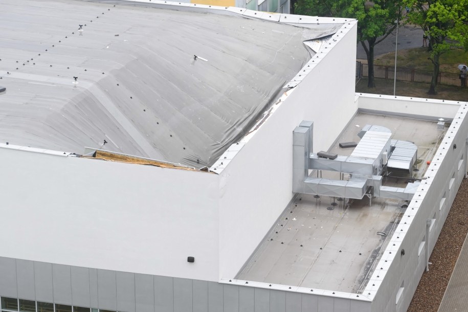 Zniszczony dach hali sportowej w szkole na os. Pod Lipami w Poznaniu /	Jakub Kaczmarczyk   /PAP