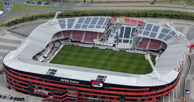 Zniszczony dach na AFAS Stadium w Alkmaar /EPA