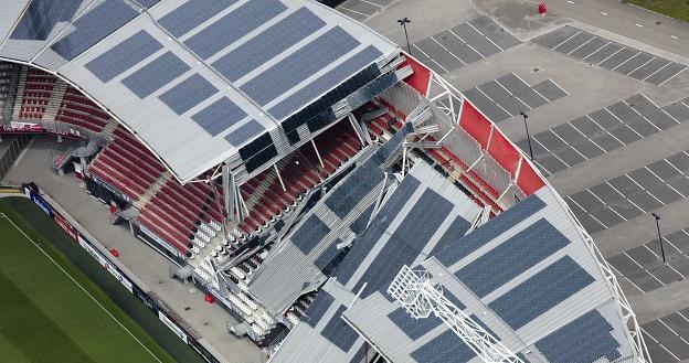 Zniszczony dach na AFAS Stadium w Alkmaar /EPA