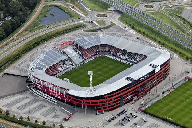Zniszczony dach na AFAS Stadium w Alkmaar /&copy;123RF/PICSEL