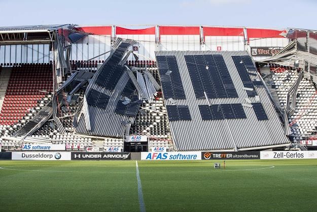 Zniszczony dach na AFAS Stadium w Alkmaar /EPA