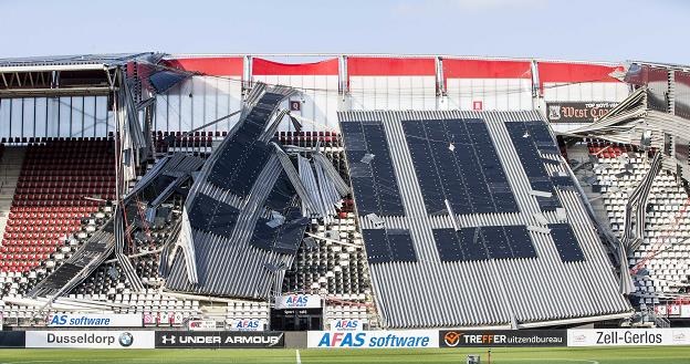 Zniszczony dach na AFAS Stadium w Alkmaar /EPA