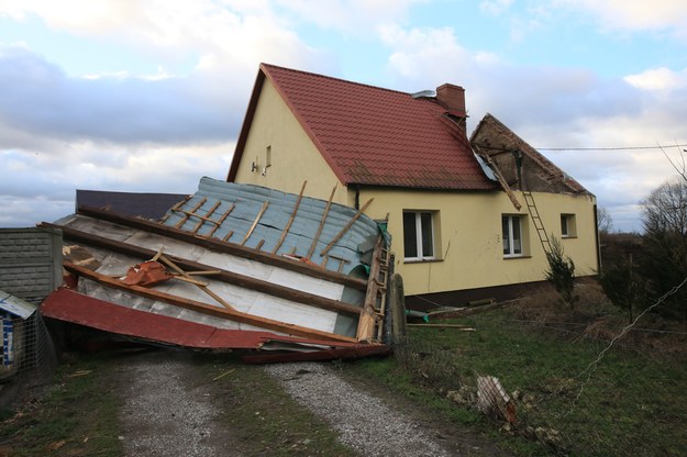 Zniszczony dom przy ulicy Półwiejskiej w Gorzowie Wielkopolskim po przejściu wichury (zdjęcie z 19.02.2022) / 	Lech Muszyński    /PAP