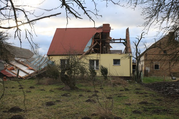 Zniszczony dom w Gorzowie Wielkopolskim po przejściu wichury /Lech Muszyński /PAP