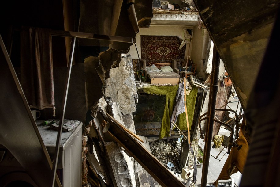 Zniszczony dom w jednej z podkijowskich miejscowości /PAP/EPA/OLEG PETRASYUK /