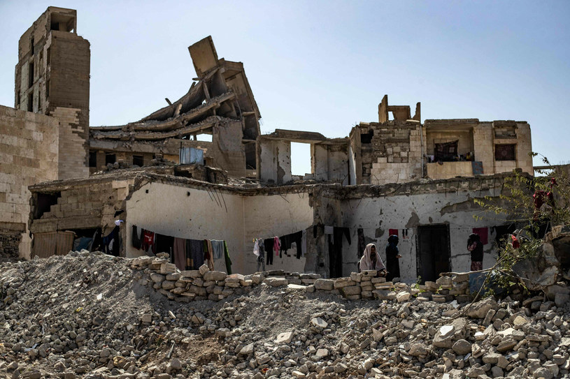 Zniszczony dom w syryjskim mieście Raqa /DELIL SOULEIMAN / AFP /East News
