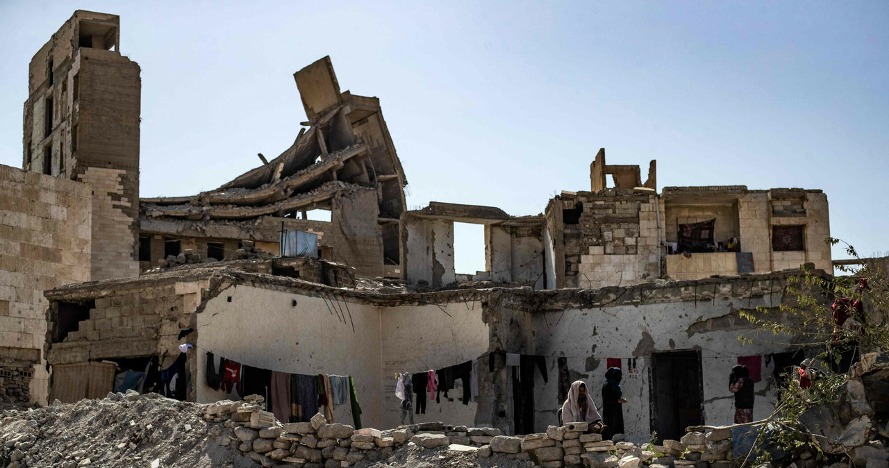 Zniszczony dom w syryjskim mieście Raqa /DELIL SOULEIMAN / AFP /East News