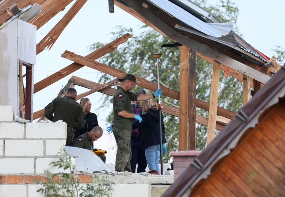 Zniszczony dom w Wyrykach zostanie odbudowany na koszt państwa / WOJCIECH OLKUSNIK  /East News