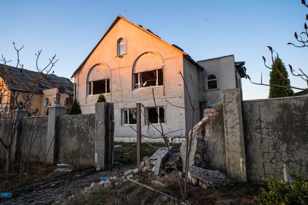 Zniszczony dom we wsi Petropawliwka w rejonie kupiańskim obwodu charkowskiego /Mykola Kalyeniak /PAP