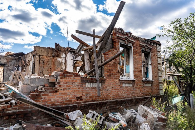 Zniszczony dom we wsi Prudianka w obwodzie charkowskim /PAP /PAP