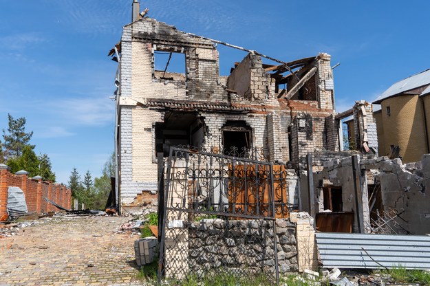 Zniszczony dom we wsi Słobożanśke w obwodzie charkowskim /Mykola Kalyeniak /PAP