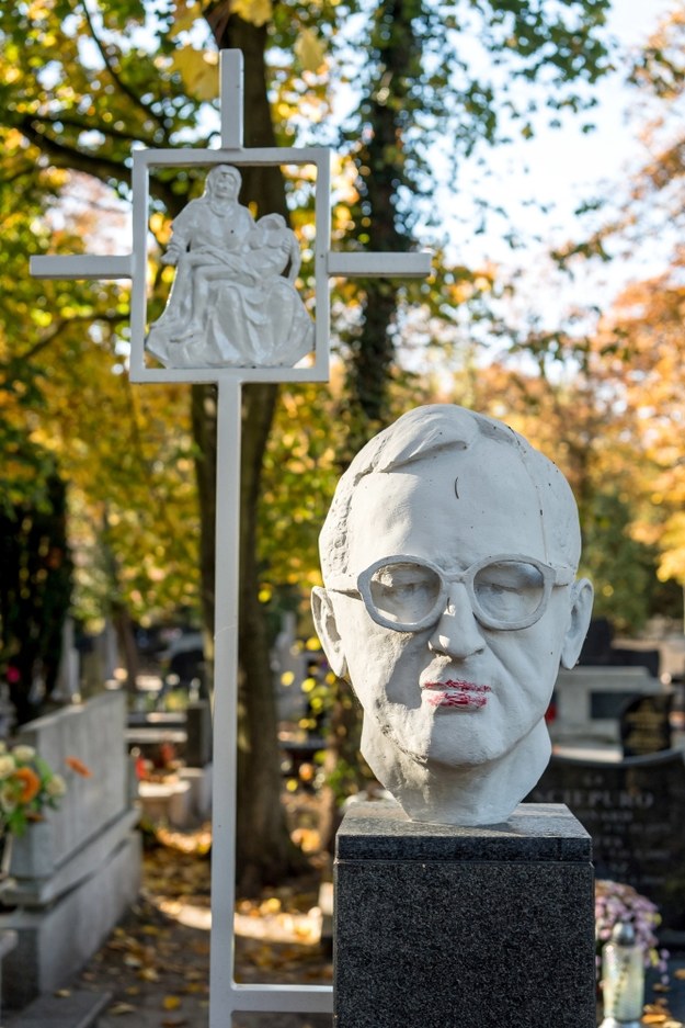 Zniszczony grób sędziego Trybunału Konstytucyjnego /Tytus Żmijewski /PAP