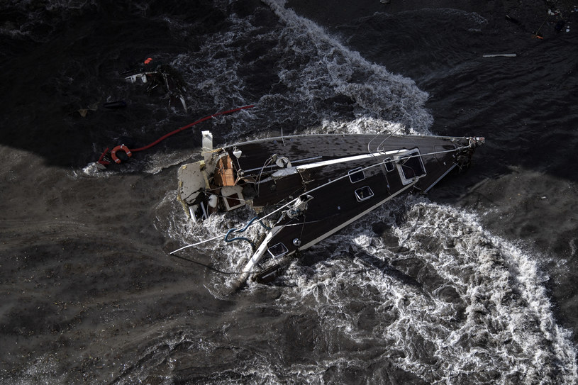 Zniszczony jacht w pobliżu zatoki Rapallo /MARCO BERTORELLO / AFP /AFP