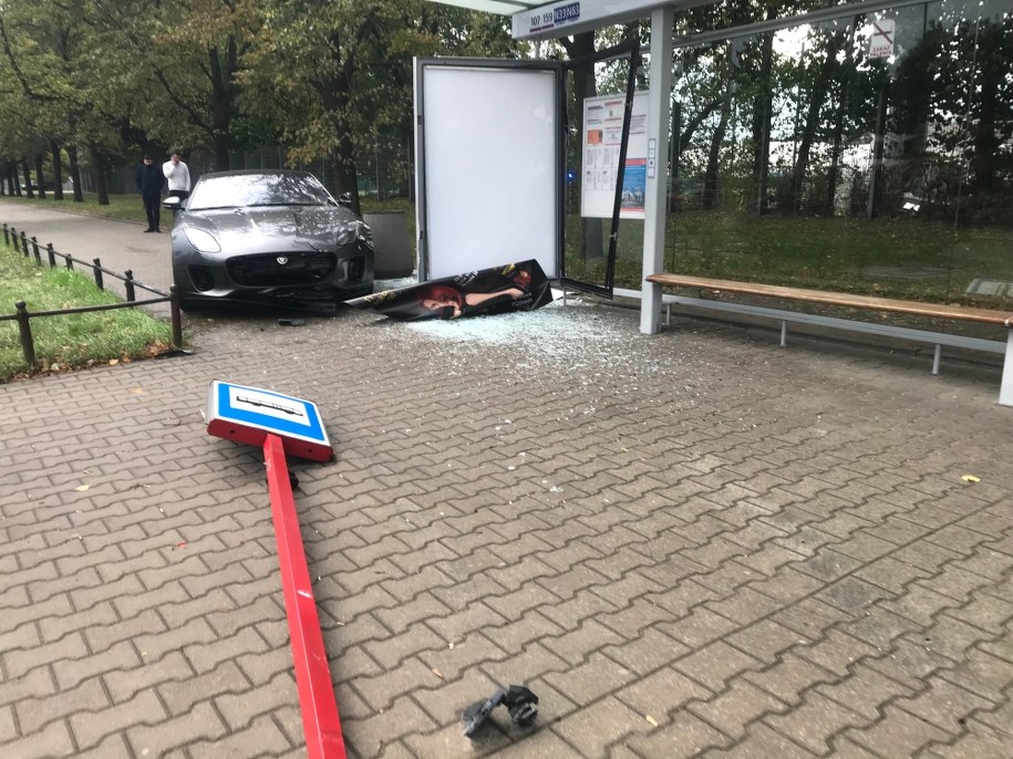 Zniszczony jaguar i przystanek /Michał Dobrołowicz /RMF FM