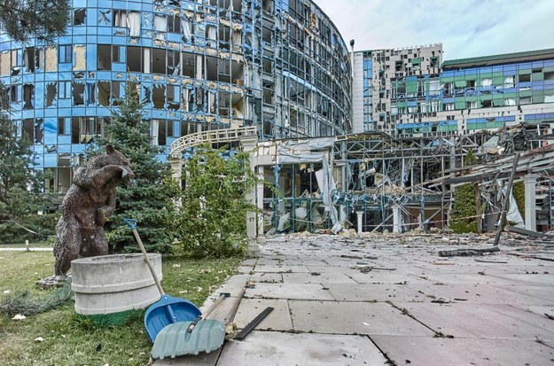 Zniszczony kompleks rozrywkowy w Charkowie /SERGEY KOZLOV /PAP/EPA