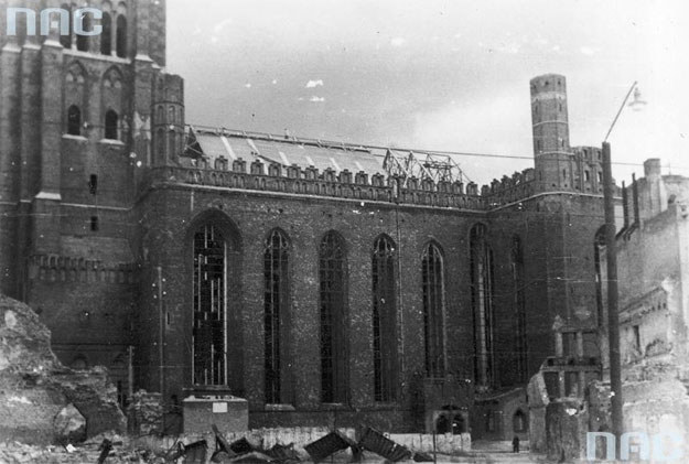 Zniszczony Kościół Mariacki w Gdańsku /Z archiwum Narodowego Archiwum Cyfrowego