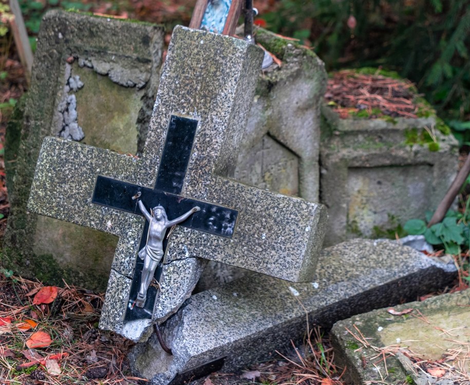 Zniszczony krzyż - zdjęcie poglądowe /Shutterstock