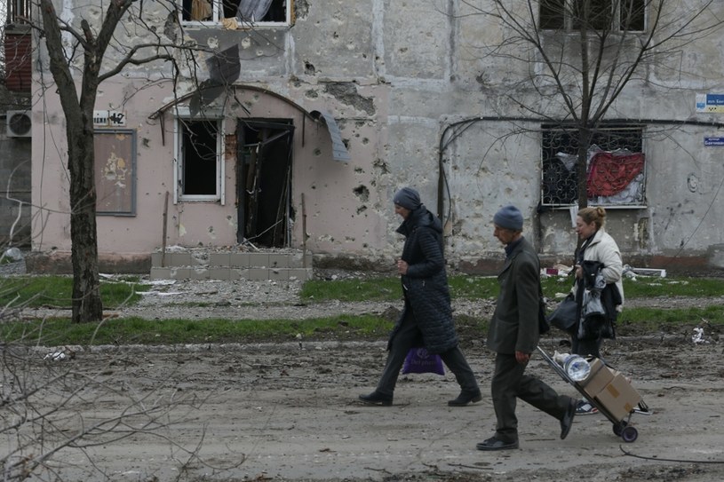 Zniszczony Mariupol wciąż "zamieszkują" tysiące osób. Brakuje im wody, jedzenia i dachu nad głową... /East News