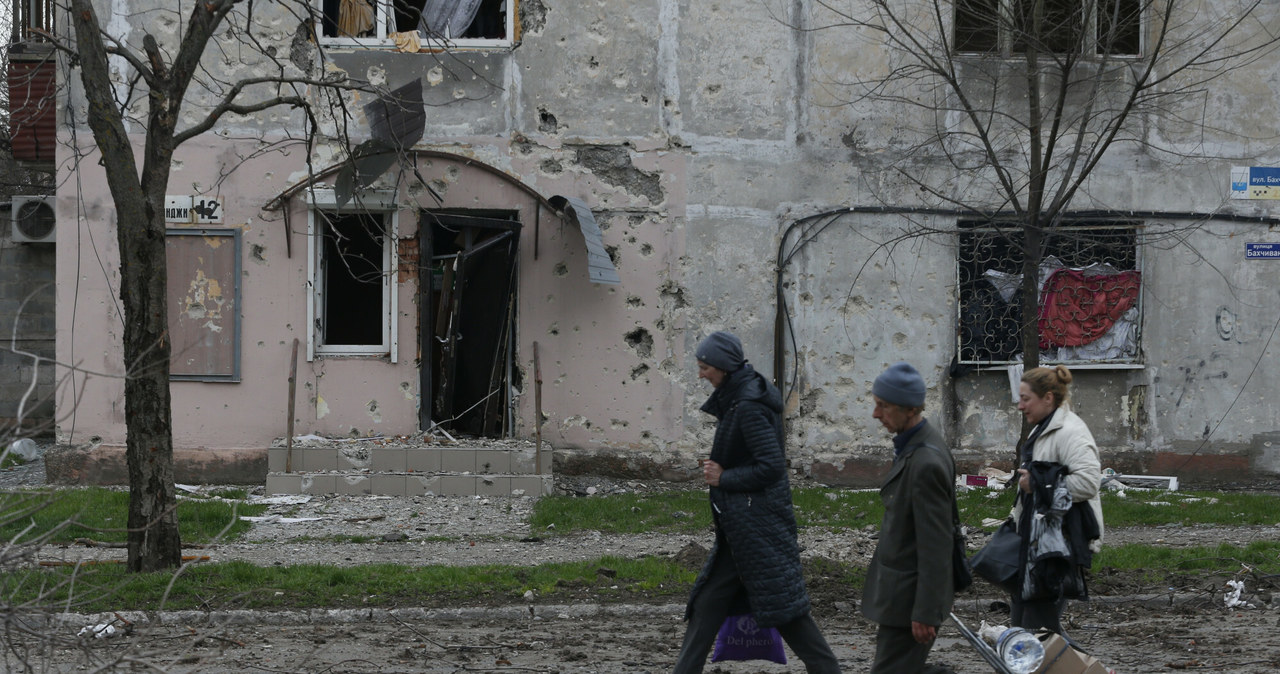 Zniszczony Mariupol wciąż "zamieszkują" tysiące osób. Brakuje im wody, jedzenia i dachu nad głową... /East News