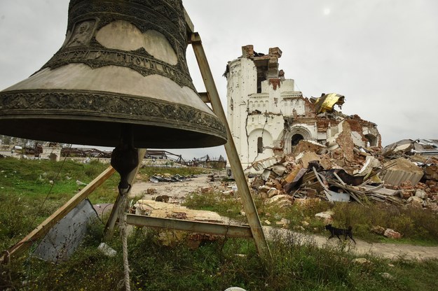 Zniszczony monastyr św. Jerzego w regionie donieckim na zdjęciu ilustracyjnym /OLEG PETRASYUK /PAP/EPA