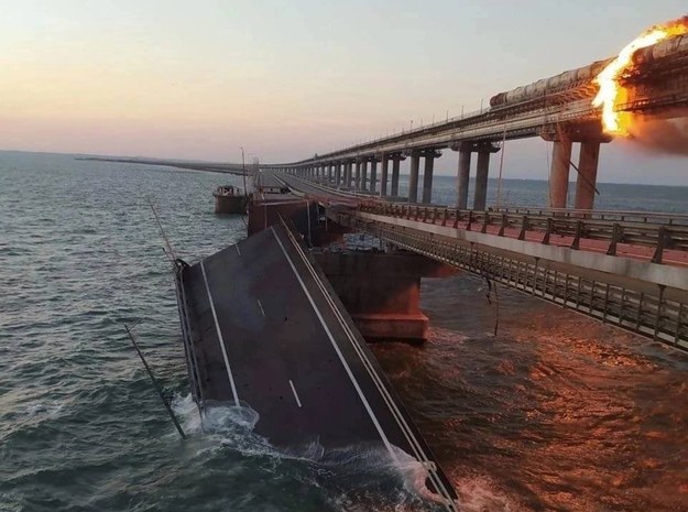 Zniszczony Most Krymski /UKRAINE SECURITY SERVICE HANDOUT /PAP/EPA