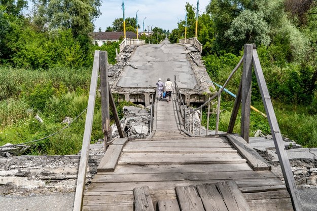 Zniszczony most na rzece Wołczja w mieście Wołczańsk w obwodzie charkowskim /Mykola Kalyeniak /PAP