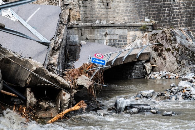 Zniszczony most w dolinie rzeki Maggia w szwajcarskim kantonie Ticino /SAMUEL GOLAY /PAP/EPA