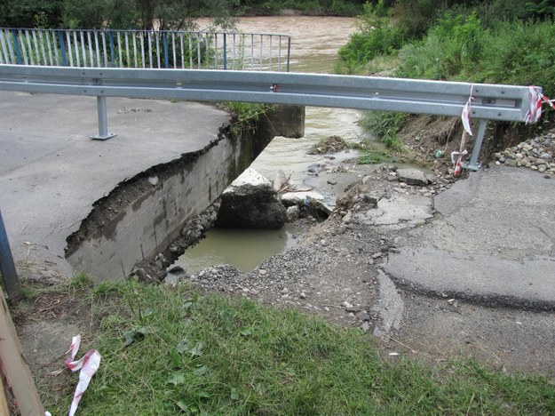 Zniszczony most w Myślcu niedaleko Nowego Sącza &nbsp; /Maciej Pałahicki /RMF FM