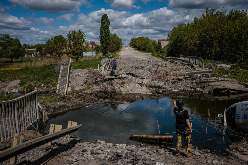 Zniszczony most we wsi Ruska Lozova niedaleko Charkowa /DIMITAR DILKOFF/AFP/East News /East News