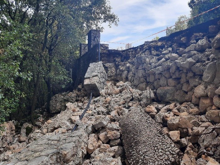 Zniszczony mur okalający cmentarz /WAT /PAP