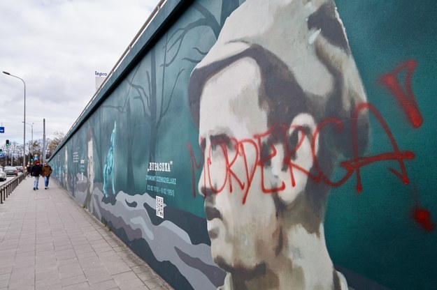 Zniszczony mural z portretem majora Zygmunta Szendzielarza ps. "Łupaszko" przy Al. Żołnierzy Wyklętych w Gdańsku /Adam Warżawa /PAP