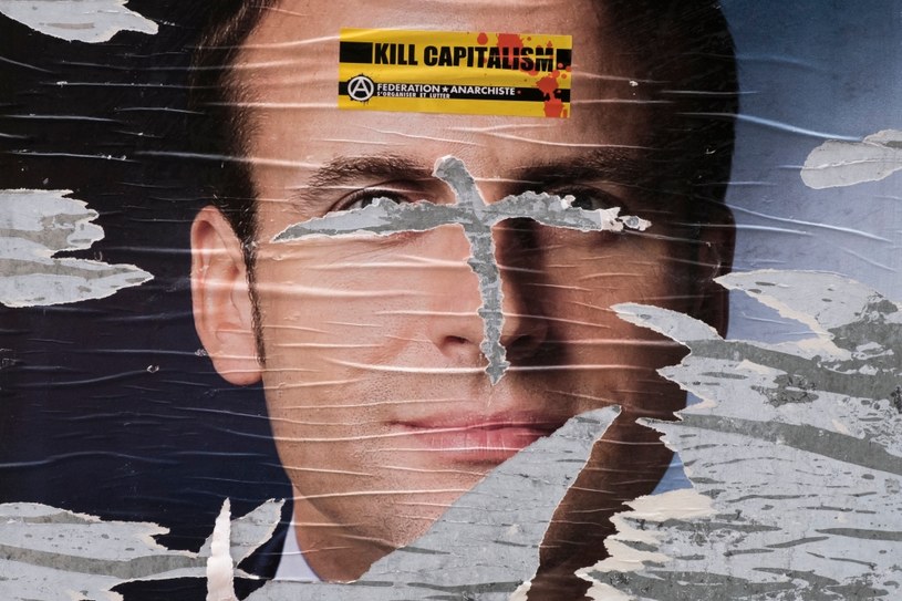 Zniszczony plakat Emmanuela Macrona /AFP