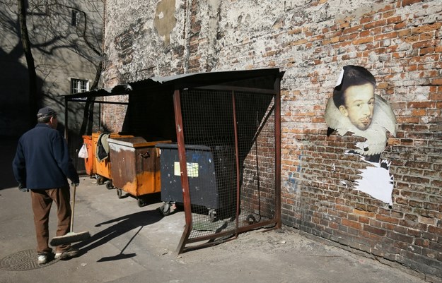 Zniszczony plakat z fragmentem obrazu "Portret Henryka Walezego" Francoisa Quesnela na ścianie podwórka przy ul. Małej w Warszawie /Paweł Supernak /PAP