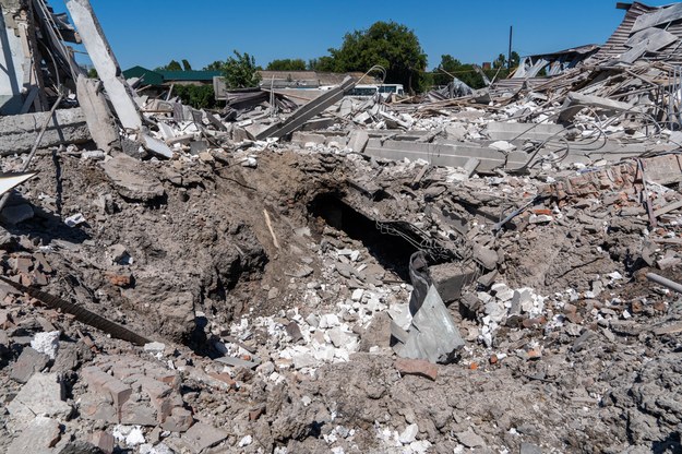 Zniszczony po rosyjskim ostrzale budynek fabryki mebli w Charkowie. /Mykola Kalyeniak /PAP