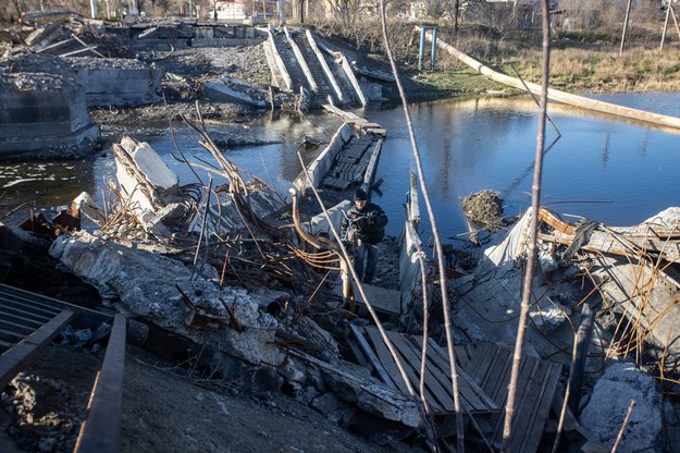 Zniszczony po rosyjskim ostrzale most na rzece Bachmutka w miejscowości Bachmut w Donieckim Zagłębiu Węglowym /EUGENE TITOV /PAP