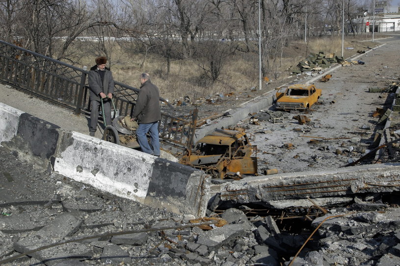Zniszczony podczas ostrzału most w Doniecku /PAP/EPA