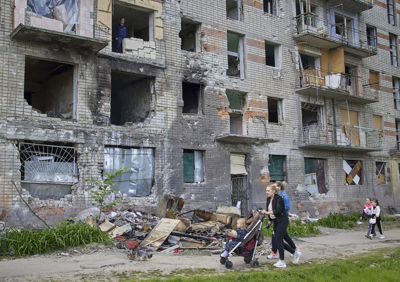 Zniszczony podczas rosyjskiego ostrzału budynek na obrzeżach Charkowa /SERGEY KOZLOV /PAP/EPA