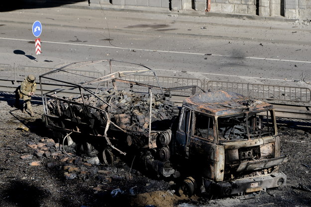 Zniszczony pojazd w Kijowie /ANDRII NESTERENKO /PAP/EPA