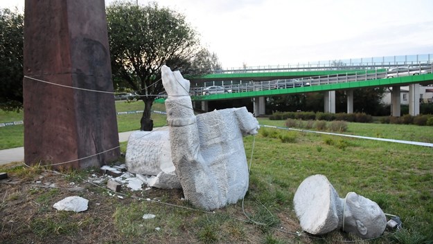 Zniszczony pomnik gen. Berlinga / 	Radek Pietruszka   /PAP