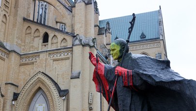 Zniszczony pomnik Jana Pawła II w Łodzi: Policja i prokuratura o swoich działaniach 