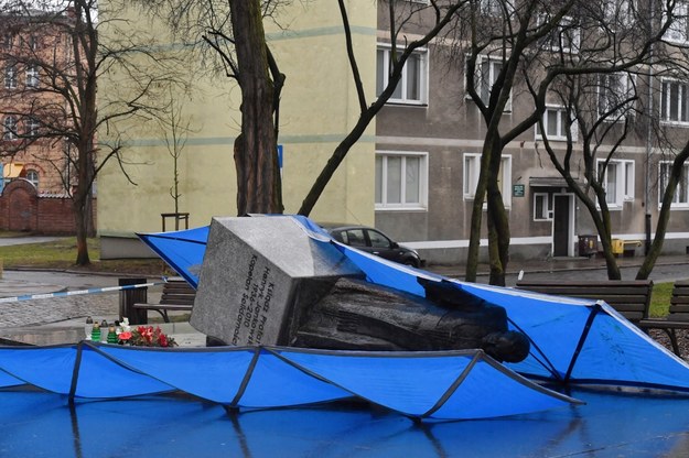Zniszczony pomnik ks. Henryka Jankowskiego /Marcin Gadomski /PAP