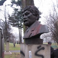 Zniszczony pomnik płk Ryszarda Kuklińskiego w Krakowie