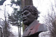 Zniszczony pomnik pułkownika Ryszarda Kuklińskiego w Krakowie